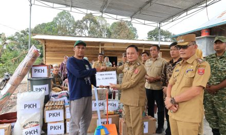 Wabup Lampung Barat Serahkan Bantuan Rp25 Juta untuk Korban Kebakaran di Pekon Balak