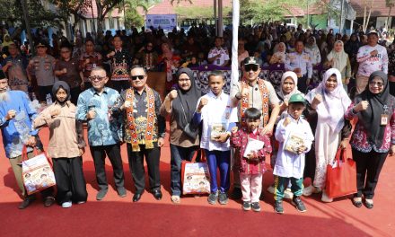 Bupati Lampung Barat Klaim MBG dan Seragam Gratis Jaminan Hapus Kasus Anak Putus Sekolah