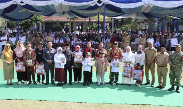 Seragam Gratis Tak Sekadar Ringankan Beban, Pemkab Lampung Barat Pacu Semangat Belajar Siswa.