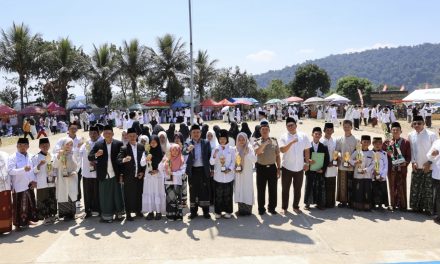 Peringatan Hari Santri di Lampung Barat, Bupati Parosil Umrohkan 2 Pimpinan Ponpes dan Berangkatkan 5 Santri Wisata Kebangsaan